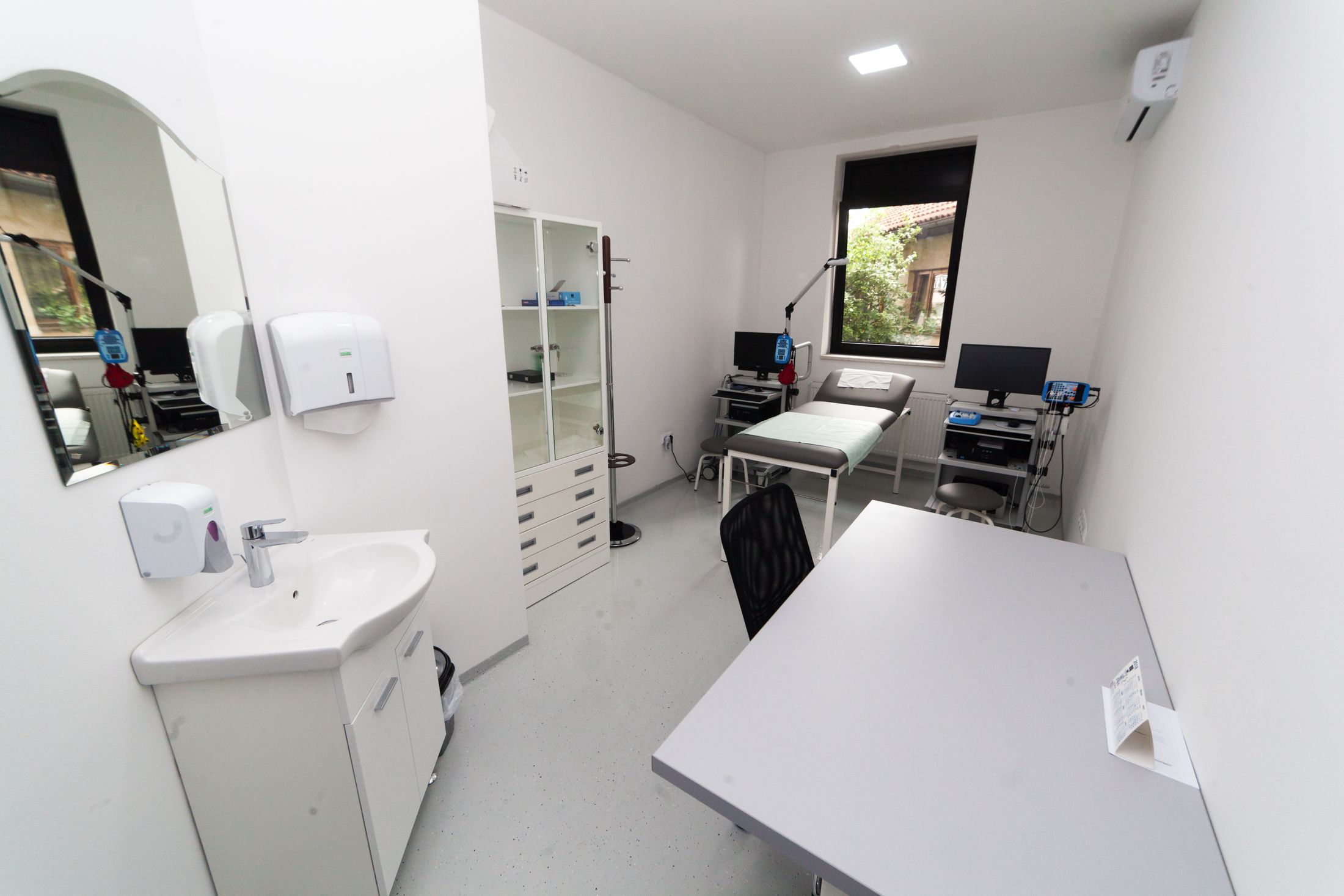 Consulta sanitaria con mobiliario y equipos de diagnóstico